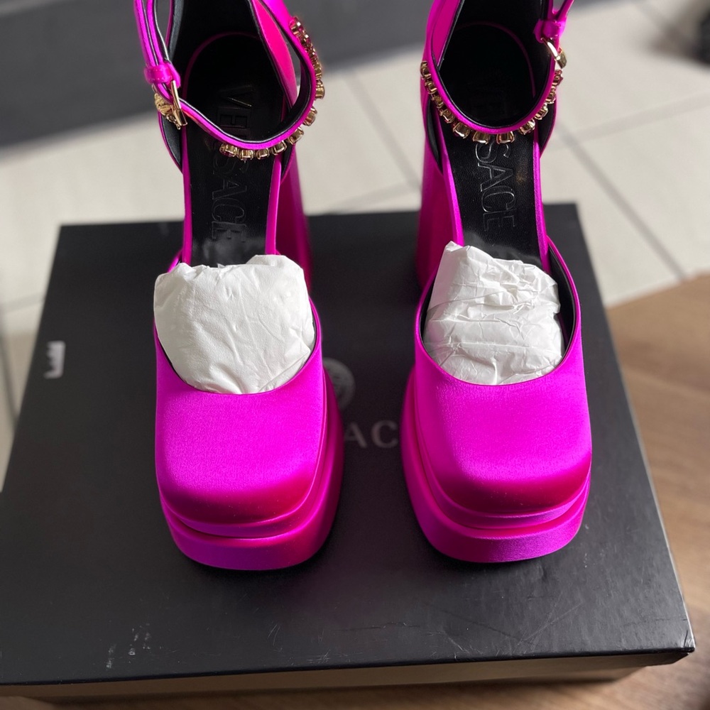 Versace Women's Pink Platform Medusa Chunky Heels Hot Pink Size 40.5 BRAND NEW